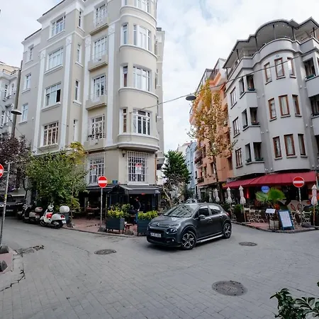 Studio Apartment *
