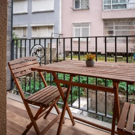 Daire Charming 1br Flat With Balcony In Cihangir