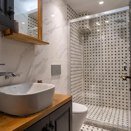 Daire Charming 1br Flat With Balcony In Cihangir *