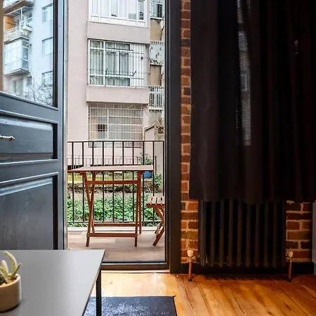 Charming 1br Flat With Balcony In Cihangir Daire