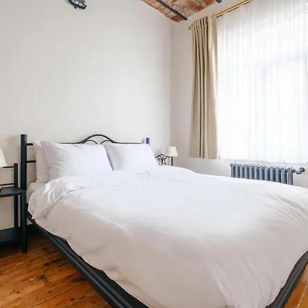 شقة Cozy Flat With Balcony Near Istiklal Avenue *