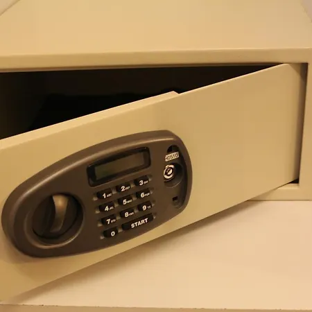 Retropera Otel 2*