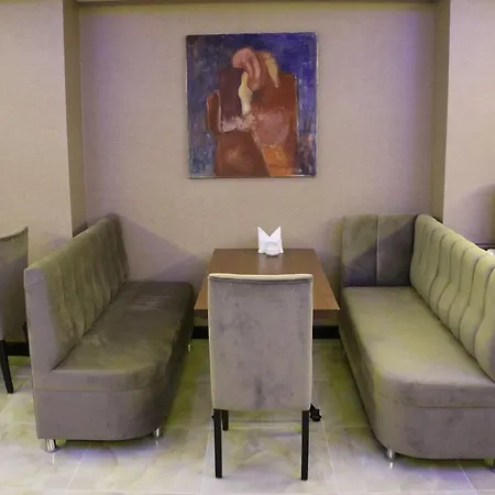 Airport Aparthotel 3*