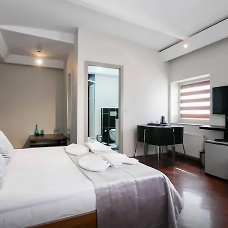 Pera Aparthotel 3*