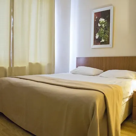 Airport Aparthotel 3*
