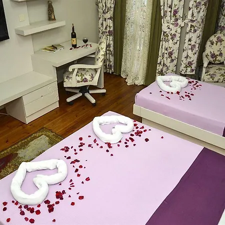 Omer Hayyam Suites Aparthotel