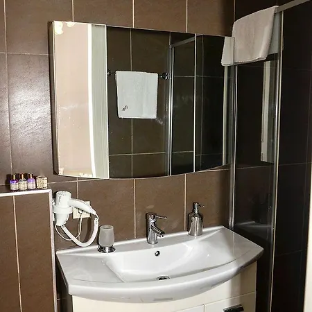 Omer Hayyam Suites Aparthotel 3*