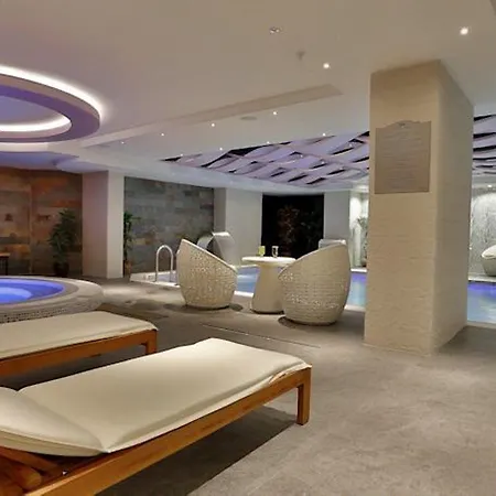 Queen & 4* Istanbul