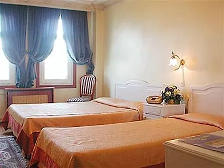 Azade Otel