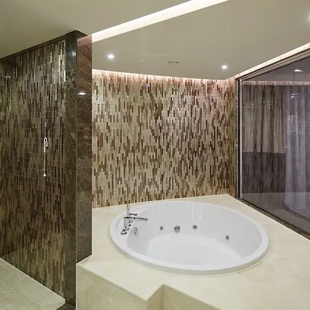 Mercure West & Convention Center Otel 5*