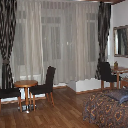 Herton Hotel *