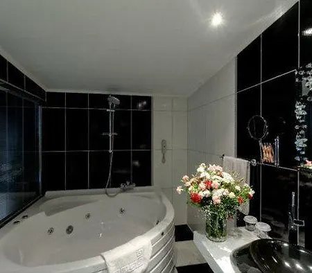 Hotell Adela 4*