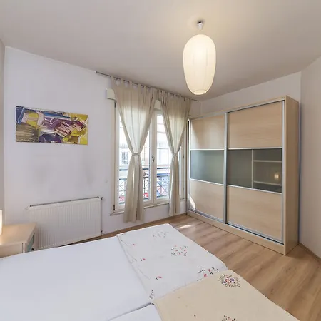Apartment Amedros *