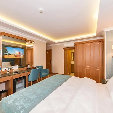 Magnaura House Hotel 3*