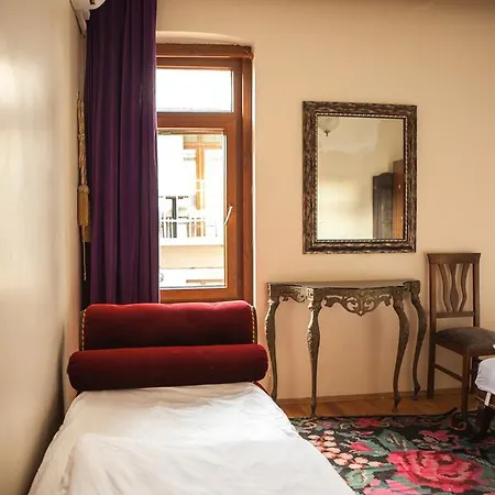 Chambers Of The Boheme Hostel *
