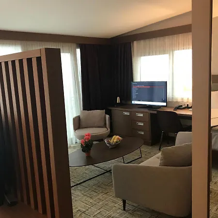 Land Park Hotel 4*