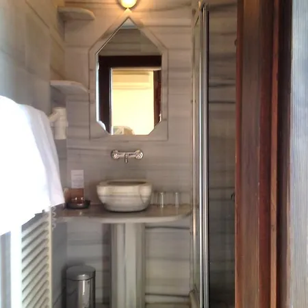 Empress Zoe Hotel 2*