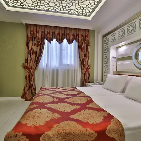 Отель Queens Land 2*