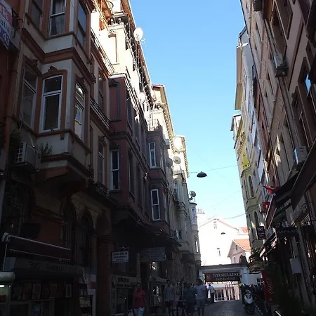Pera Aparthotel *