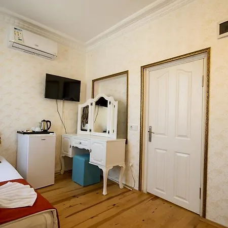 Paris Garden Bed & Breakfast 3*