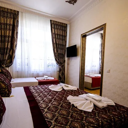 Paris Garden Bed & Breakfast 3*