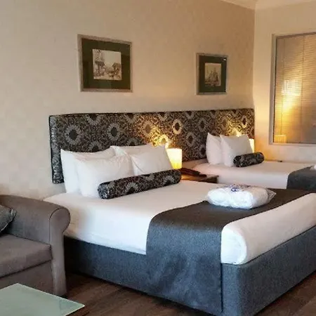 Hotell Adela 4*