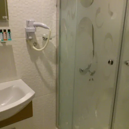 Pera Main Hotell 2*