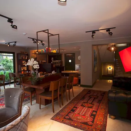 Juliet & Kitchen Hotel 2*