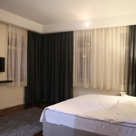 Pera Aparthotel 3*