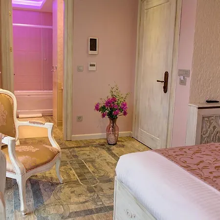 Elegance Hotel