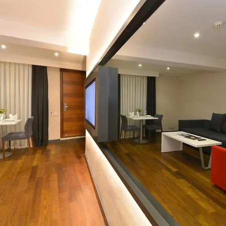 Hotel Nish & 3*