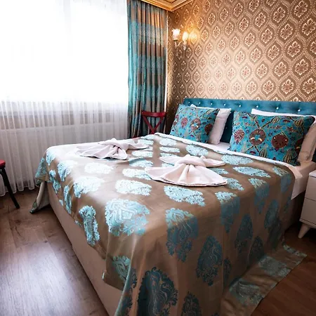 Paris Garden Bed & Breakfast 3*
