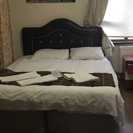 Divan Wooden Bed & Breakfast *