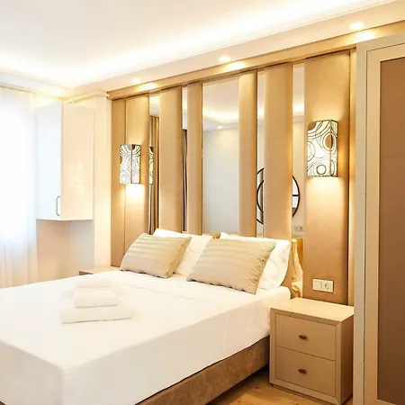 Seasons Apartment *