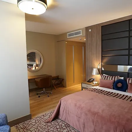 Hawthorn By Wyndham Airport Otel