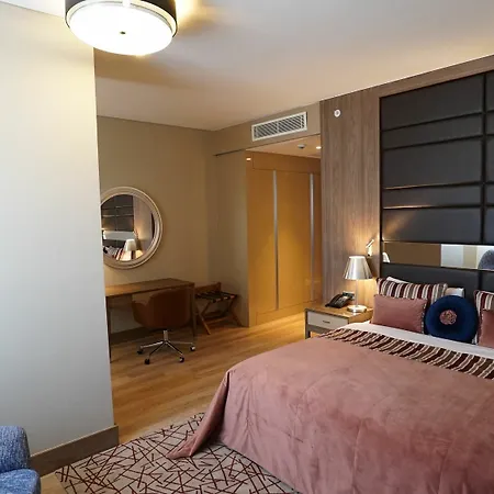 Tryp By Wyndham Basin Ekspres Отель