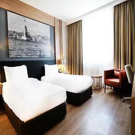 Tryp By Wyndham Basin Ekspres Отель