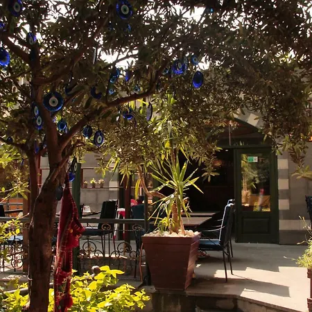 Garden House Suites Hotel *