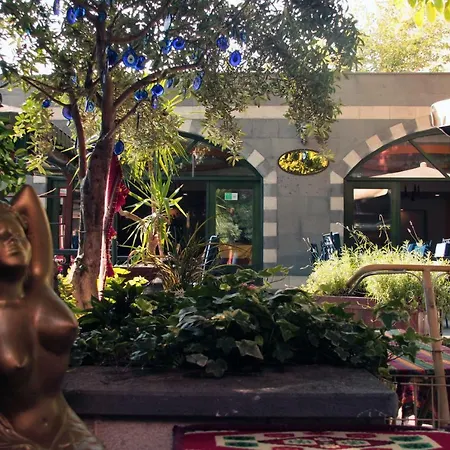 Garden House Suites Hotel *
