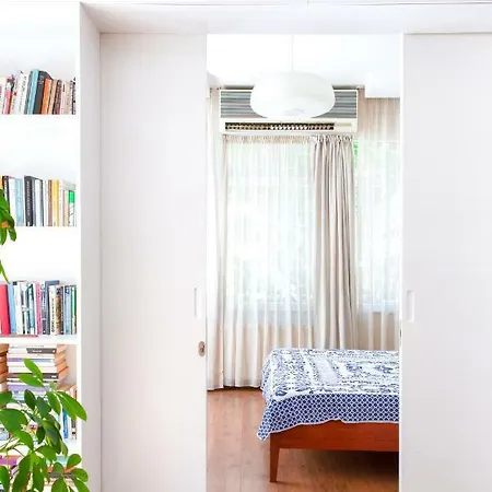 Artists Designed In The Centre Of Apartment