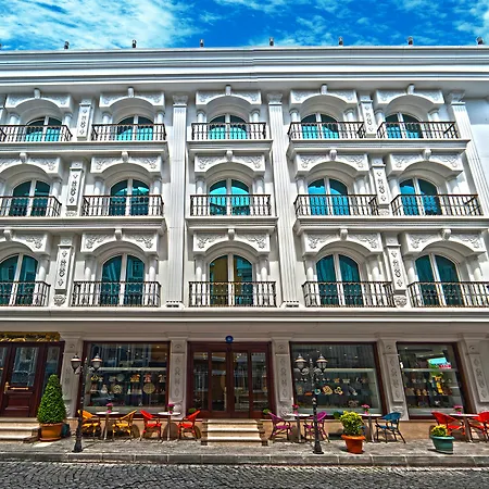The Magnaura Palace Hotel
