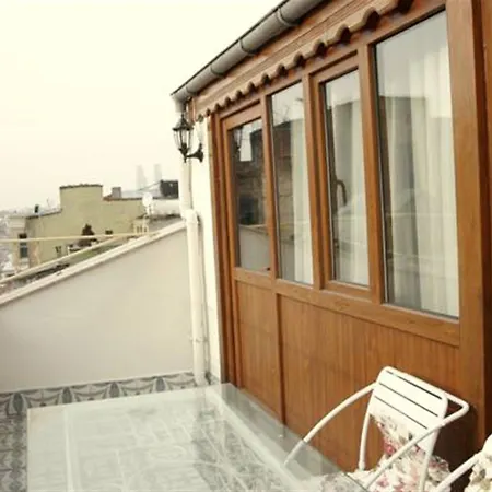 Ist House 3*