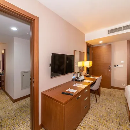 Land Park Hotel 4*