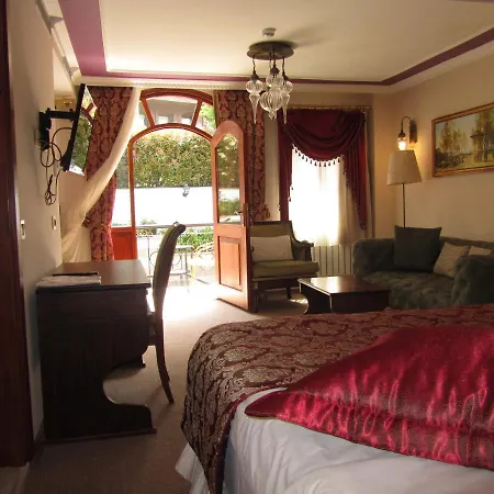Garden House Suites *