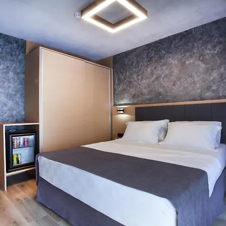 Red Stone Hotell 3*