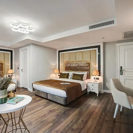 Pell Palace & Hotel