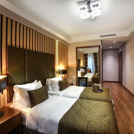 Pell Palace & Hotel 2*