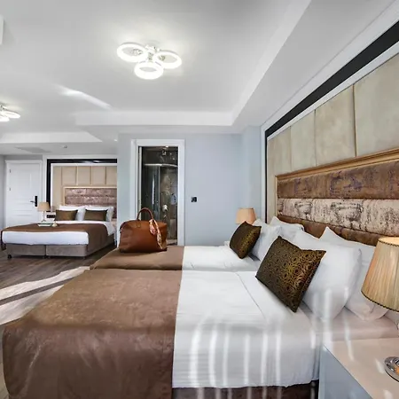 Pell Palace & Hotel