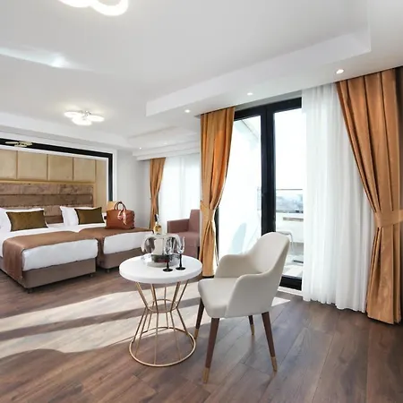 Hotel Pell Palace &
