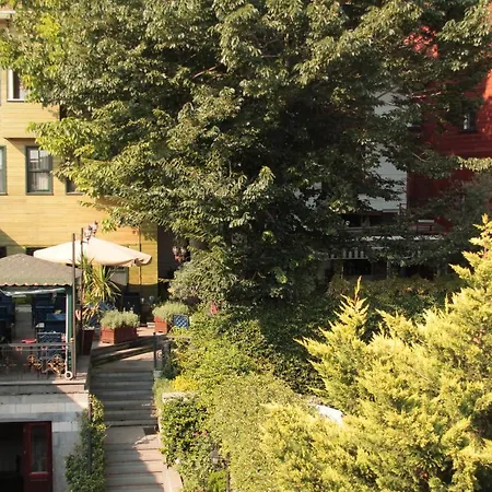 Garden House Suites *
